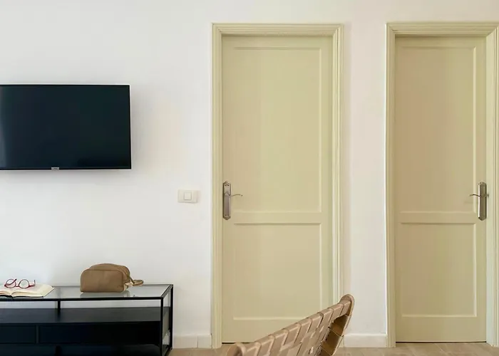 Canaryislandshost L Sol *